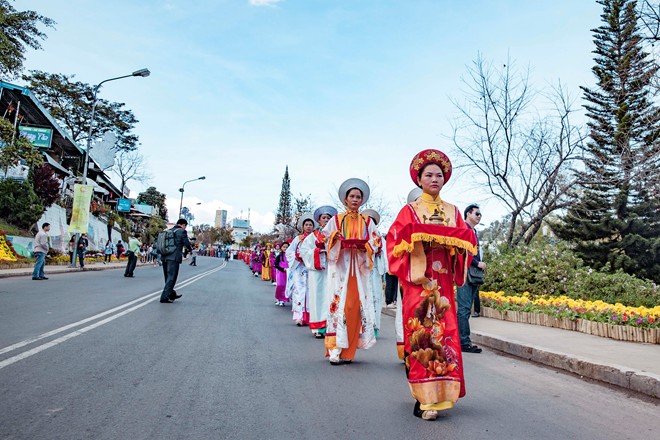 thieu-nu-ruoc-phan-ve-cho-hoa-tai-festival-da-lat-dacsandalat-2