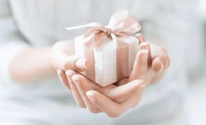 Mua quà 20 tháng 10 cho nữ, mua gì để ai cũng thích